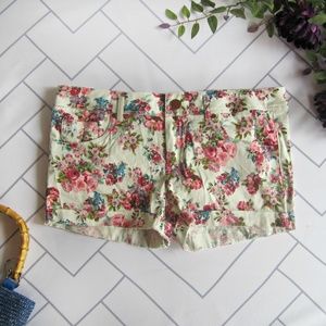 Romantic White Shorts in Vintage Floral pattern